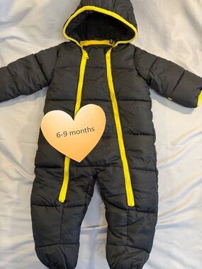 DKNY - NWOT - Kids Hooded Fleece lined snowsuit in Black and Yellow